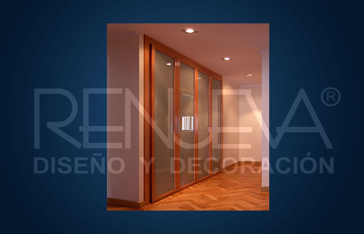 Armario puertas de vidrio sobre bastidor de roble barnizado