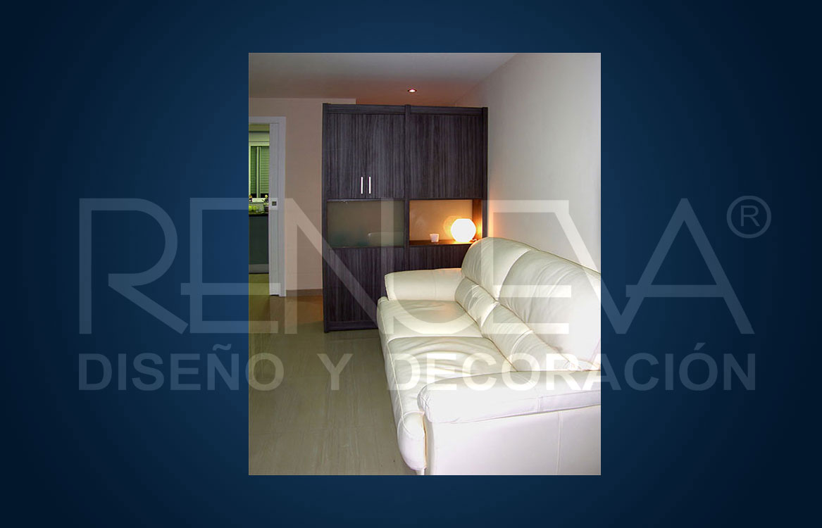Mueble acabado a dos caras visibles + vidrio iluminación indirecta