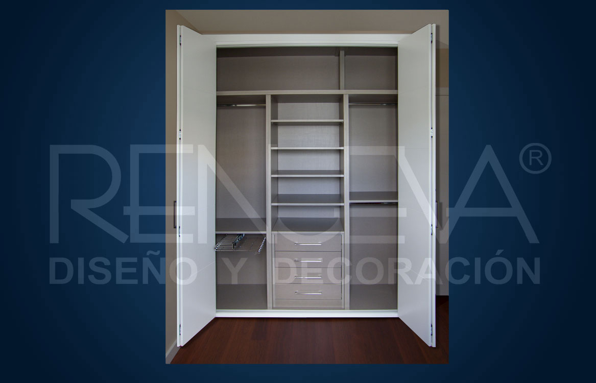 Interior de armario con cajonera y pantalonero