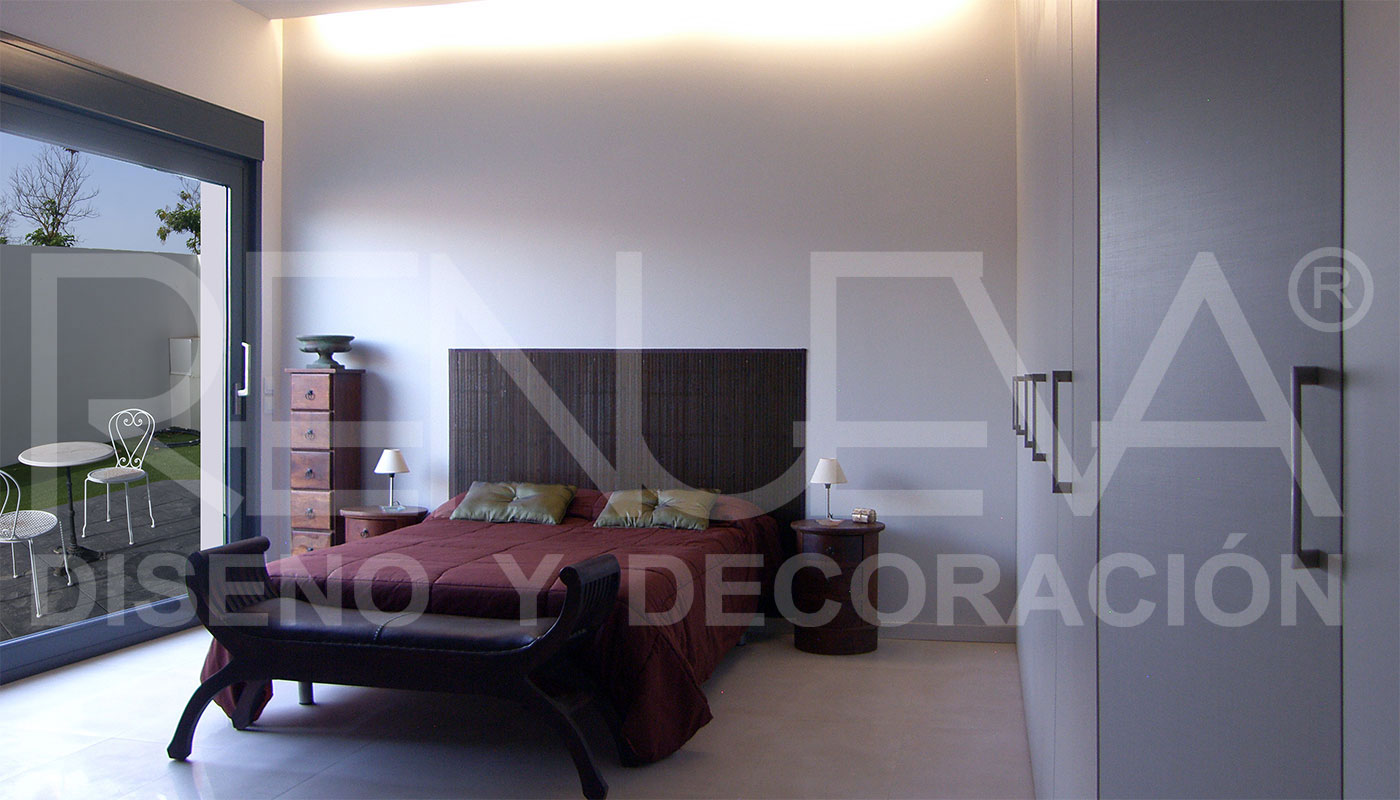 Dormitorio de diseño minimalista con armarios integrados