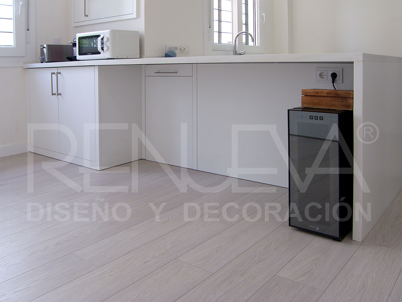 Cocina en isla, revestimiento de madera lacada