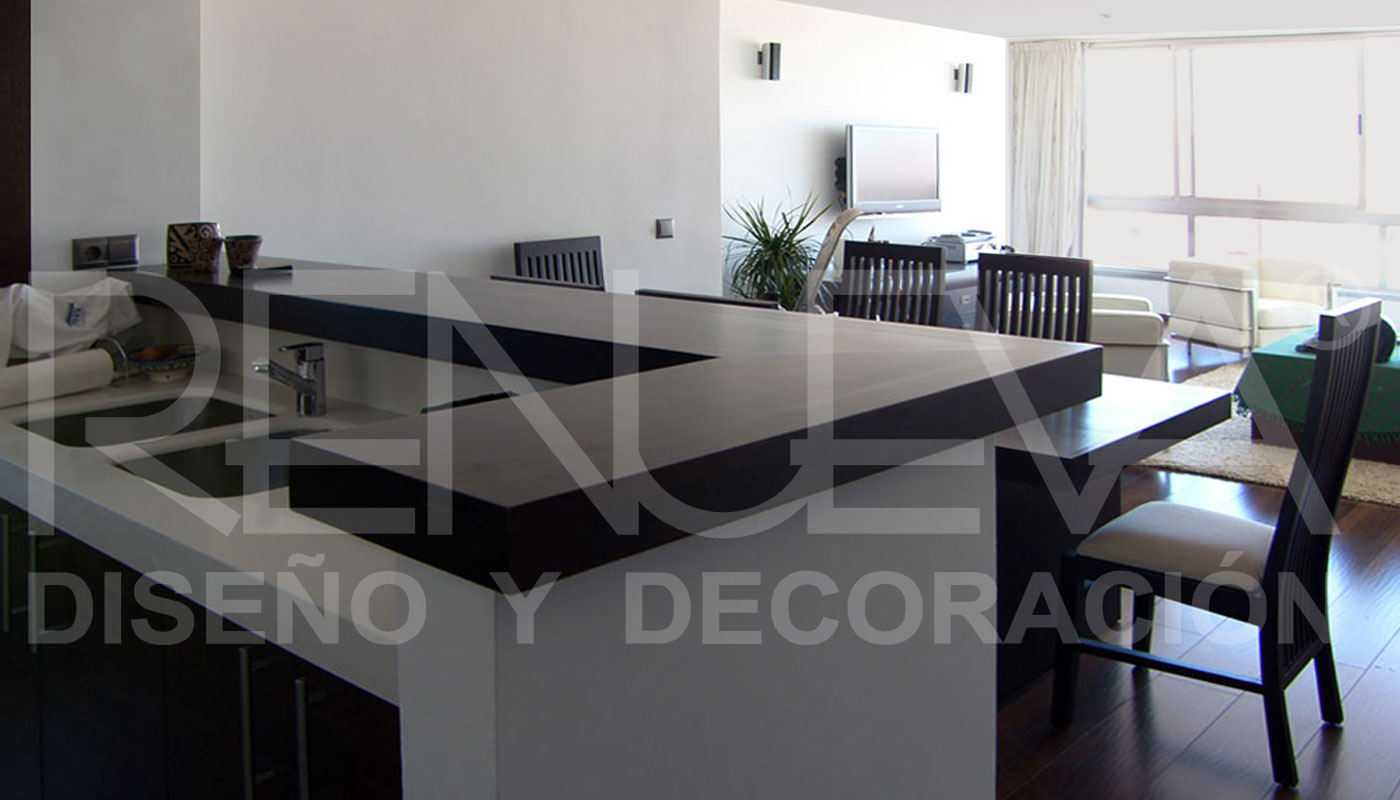 Salón con cocina integrada, encimera de madera acabado wengué