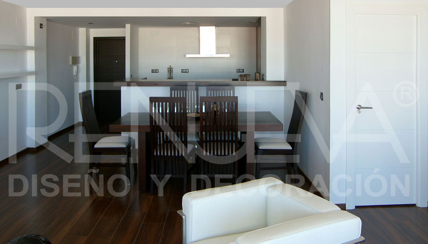 Pavimento de parquet y puertas lacadas en blanco en salón