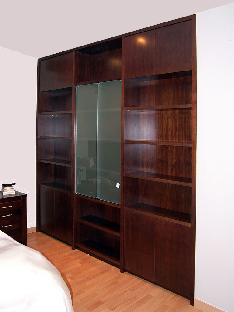 Mueble estanteria de madera teñida y puertas de vidrio