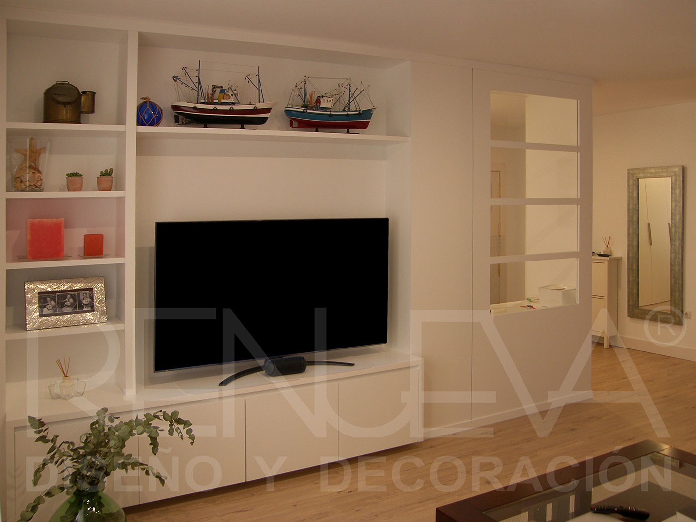Mobiliario en salón para TV, librería y escritorio